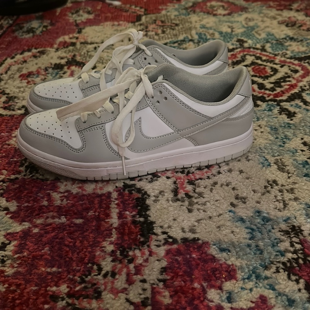 GRAY WOMAN NIKE DUNKS